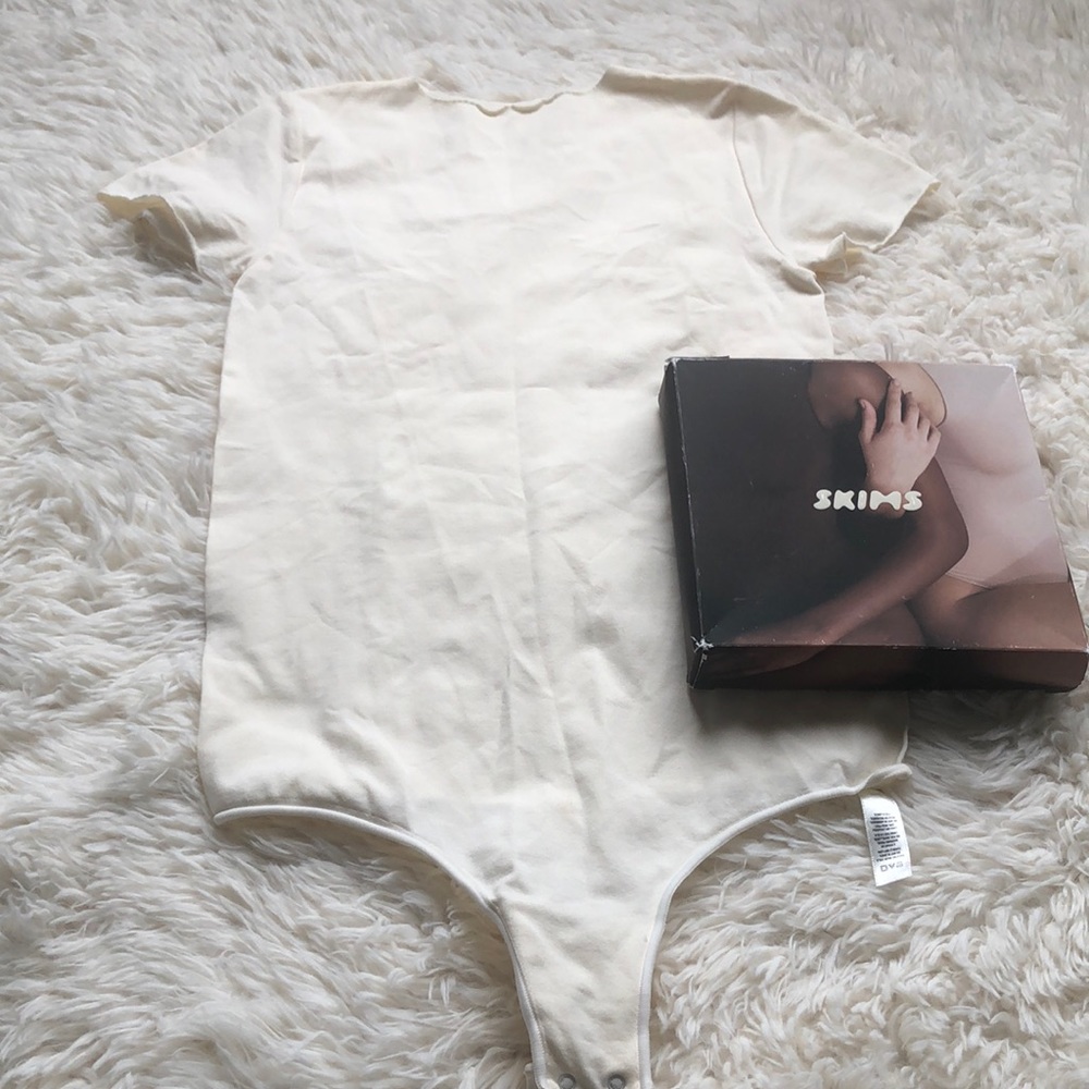 NIB SKIMS Essentials T-Shirt bodysuit Marble [S/M]
